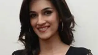 More comfortable facing camera than walking ramp: Kriti Sanon thumbnail