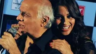 When Mahesh Bhatt acted as morale booster for Bipasha Thumbnail