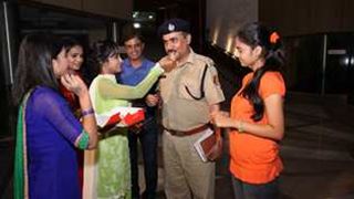 This Rakshabandhan Shastri sisters express their gratitude towards the Delhi Police in a unique way
