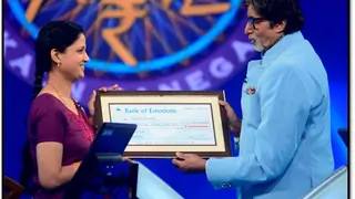 Amitabh Bachchan gets a cheque of emotions from contestant Nidhi! Thumbnail
