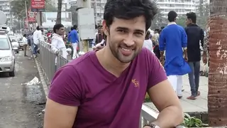 Karan Sharma gets mobbed! Thumbnail