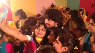 Harshad Chopra gets mobbed by fans in Lucknow! Thumbnail