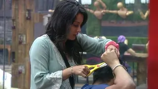 #BiggBoss8Gossip - Arya and Praneet fight over a scissor! Thumbnail