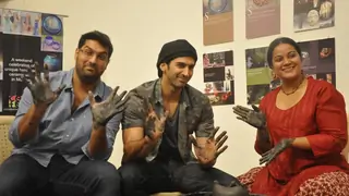 Aditya Roy Kapur Takes Pottery Class from bhabhi, Shayonti Thumbnail