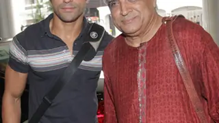 Javed Akhtar impressed with Farhan's portrayal of a cop Thumbnail