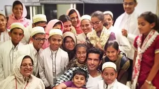 When Taher's admirers came to meet him from Tanzania... Thumbnail