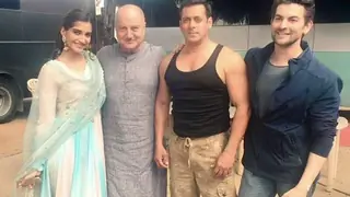 Salman Khan snapped with the cast on the sets of Prem Ratan Dhan Payo Thumbnail