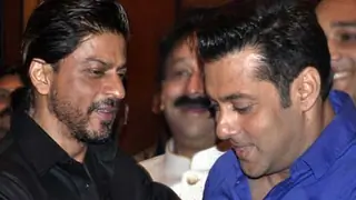 SRK shares first look of Salman's 'Bajrangi Bhaijaan' Thumbnail