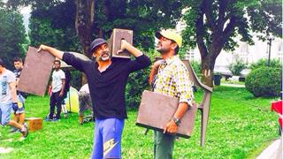 Akshay lifts props on 'Singh Is Bliing' set