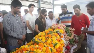 Gauri, Aryan to attend prayer meet for SRK's late aide Thumbnail