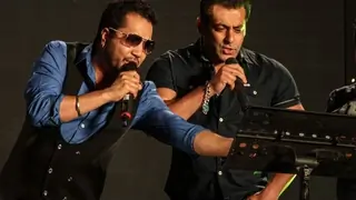 'Bajrangi Bhaijaan' team in Delhi, Salman sings with Mika Thumbnail
