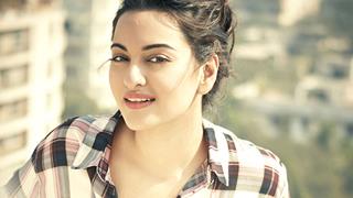 Sonakshi travels in local train for 'Akira'