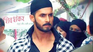 Who is this man on the sets of Jamai Raja?