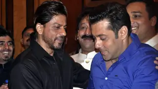 SRK sends out 'best wishes' to Salman Khan Thumbnail