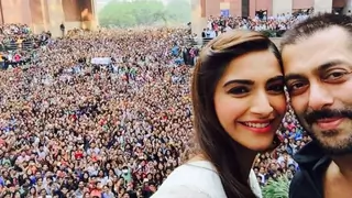 Salman, Sonam go on selfie spree in Noida Thumbnail