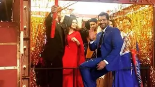 Drashti Dhami and Shabir Alhuwalia entered on a chariot at the Zee Rishtey awards! Thumbnail