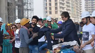 Big B spreads warmth in the Delhi winter with 'Aaj Ki Raat Hai Zindagi' heroes ! Thumbnail