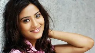 Aditi, Vishal enjoy sweets in Lucknow Thumbnail