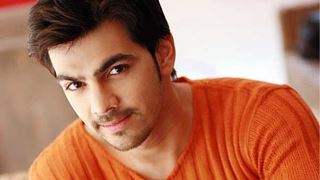 Karan V Grover sports a nerdy look! Thumbnail