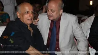 Anupam Kher gives 'gurudakshina' to Mahesh Bhatt Thumbnail