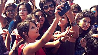 Kartik Aaryan mobbed Thumbnail