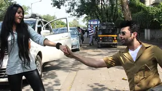 Manish Paul gets crowned as the most entertaining rickshaw driver! thumbnail