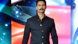 Revealed: The number of look changes Shahid went through for Rangoon! Thumbnail