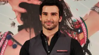 Salman, Hrithik textbook for actors like me: Girish Kumar Thumbnail