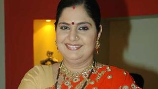 Vandana Pathak gets INJURED on the sets of 'Saath Nibhana Saathiya'..!! Thumbnail
