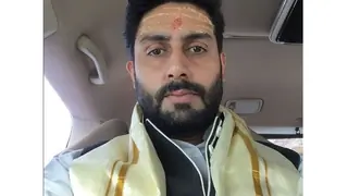 Abhishek Bachchan prays at Kashi Vishwanath temple Thumbnail