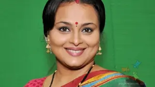 Shilpa Shirodkar slips on set, injures back Thumbnail