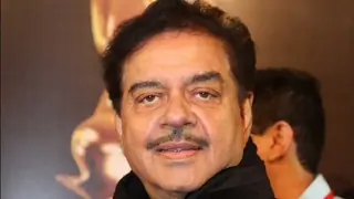 Better late than never: Shatrughan to newly-wed Urmila Thumbnail