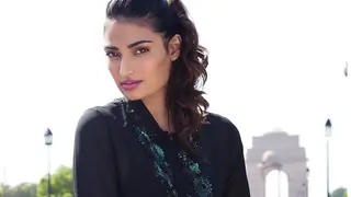 Athiya takes time off from AIFW fittings for 'Dilli darshan' Thumbnail