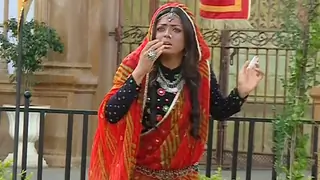 Raageshwari to throw Savitri out of the house in 'Ek Tha Raja Ek Thi Rani'! Thumbnail