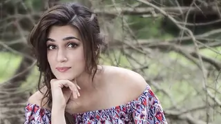 Kriti Sanon takes to horse riding in fun mode Thumbnail