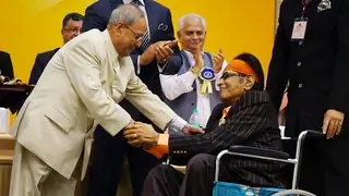 Manoj Kumar receives Phalke Award, presents idol to President thumbnail
