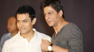 Finally! All is well between Aamir Khan and Shah Rukh Khan! Thumbnail