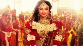 Madirakshi makes gajra on the set of 'Siya Ke Ram' Thumbnail