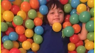 #Video: AbRam Khan never fails to make us say 'So Cute'! Thumbnail