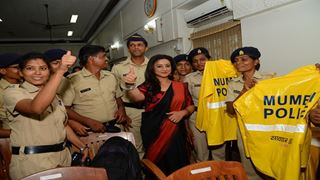 Life OK partners with Keys India to donate rain jackets to Mumbai Police