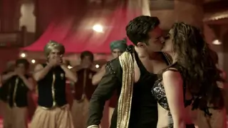 Varun Dhawan shocks everyone by KISSING Parineeti ! Thumbnail