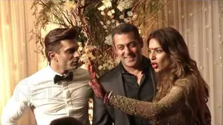 Bipasha Basu "lashed out" when asked about Salman's gift Thumbnail