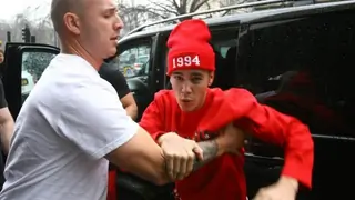 OMG: Justin Biber LASHED out on a Fan amidst performance Thumbnail