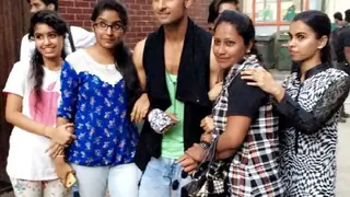 When Ravi Dubey couldn't give his fans ENOUGH time! Thumbnail