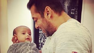 #CUTE:SALMAN KHAN plays with baby Ahil plays on sets of Tubelight! Thumbnail