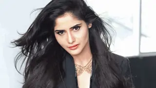Reason why this 'Waaris' actress is left with 'Swollen Eyes' and 'Dark Circles'! Thumbnail