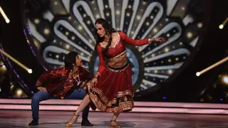 Shantanu Maheshwari's SENSUOUS act as Munni on Jhalak Dikhlaa Jaa! Thumbnail