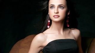 Sanaya Irani spills some beans on her upcoming show, 'Meenu Mausi'. thumbnail