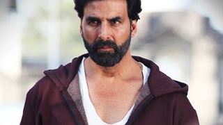 Yet again Akshay Kumar proves his generosity,helps his ailing producer