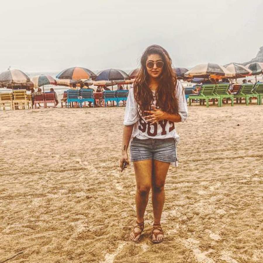 Goa Pictures Idea || (@priyankaasinghal) | Beach photoshoot, Instagram  photo inspiration, Stylish photo pose
